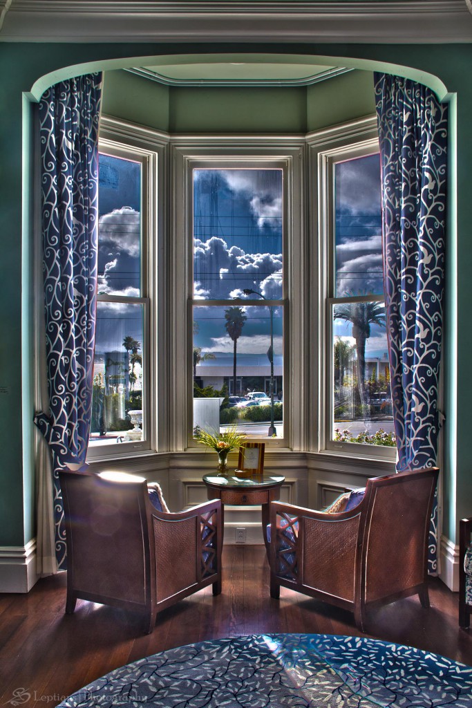 IMAGE: http://photo.leptians.net/photos/1024/West_Cliff_Inn_Lobby.jpg